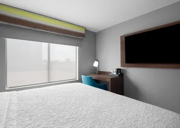Hampton Inn & Suites By Hilton Long Island Farmingdale hotel thumbnail 5
