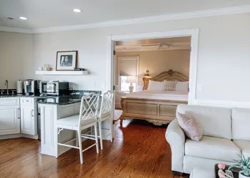 The Burrus House Inn Waterfront Suites hotel thumbnail 7