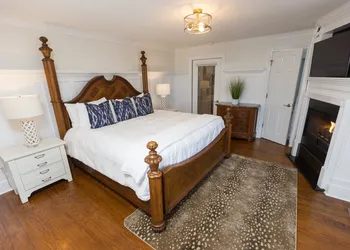 The Burrus House Inn Waterfront Suites hotel thumbnail 8