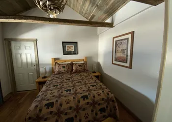 Island Park Lodge hotel thumbnail 6
