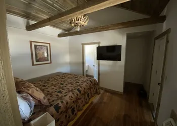 Island Park Lodge hotel thumbnail 7