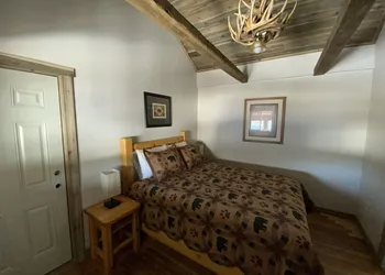 Island Park Lodge hotel thumbnail 8