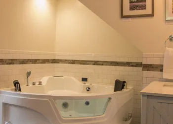 Clear Creek Inn hotel thumbnail 5