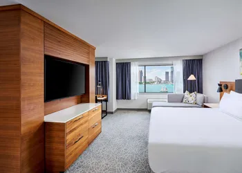DoubleTree by Hilton Windsor Hotel & Suites hotel thumbnail 5
