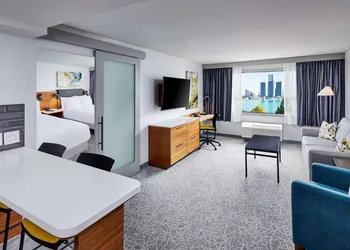DoubleTree by Hilton Windsor Hotel & Suites hotel thumbnail 8
