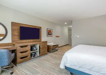 Hampton Inn by Hilton Bedford hotel thumbnail 7
