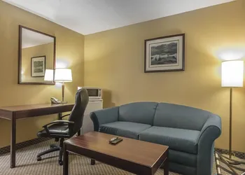 Jolly Roger Inn & Resort hotel thumbnail 3
