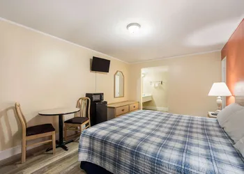 Rodeway Inn Cecil hotel thumbnail 8