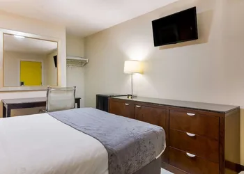Rodeway Inn Berryville hotel thumbnail 7