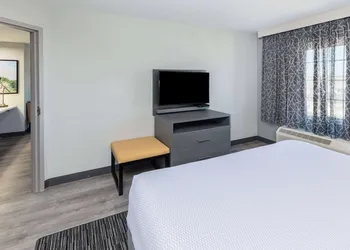 La Quinta Inn & Suites By Wyndham Ardmore hotel thumbnail 5