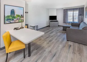 La Quinta Inn & Suites By Wyndham Ardmore hotel thumbnail 6