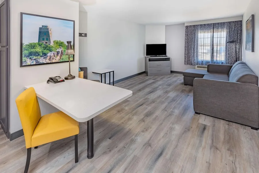 La Quinta Inn & Suites By Wyndham Ardmore hotel detail image 6