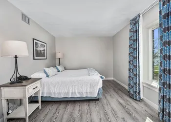 First Floor Master Suite Bay View hotel thumbnail 5