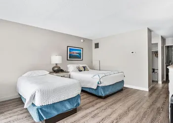 Top Floor East Family Deluxe hotel thumbnail 3
