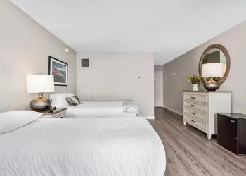Top Floor East Family Deluxe hotel thumbnail 4