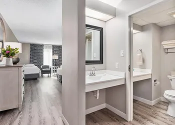 Top Floor East Family Deluxe hotel thumbnail 5