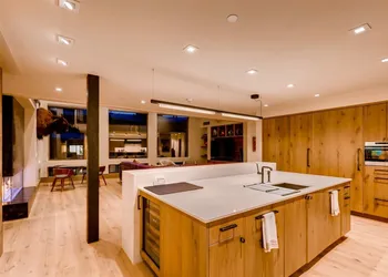 Red Lion Penthouse hotel thumbnail 3