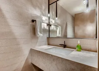 Red Lion Penthouse hotel thumbnail 5