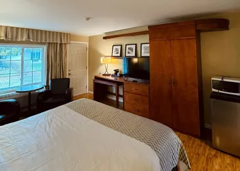 Coach House Inn hotel thumbnail 8
