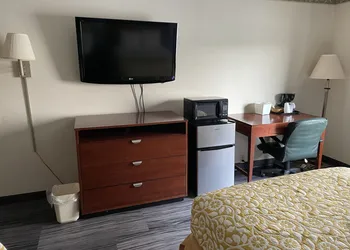 The Royal Inn & Suites hotel thumbnail 5