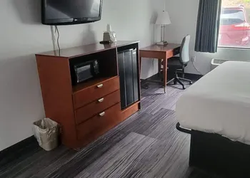 The Royal Inn & Suites hotel thumbnail 6