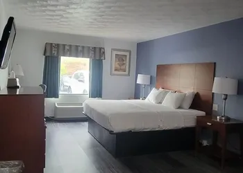 The Royal Inn & Suites hotel thumbnail 7