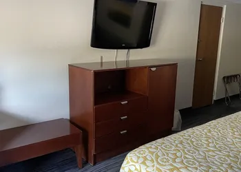 The Royal Inn & Suites hotel thumbnail 8