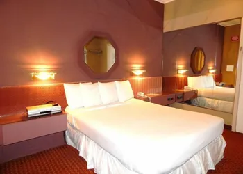 Commack Inn hotel thumbnail 5