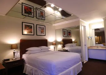 Commack Inn hotel thumbnail 6