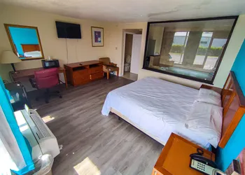 Clover Inn & Suites hotel thumbnail 8