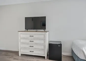 First Floor Standard Deluxe King hotel thumbnail 2