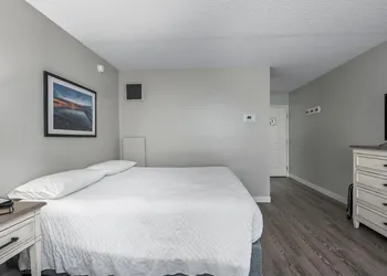 First Floor Standard Deluxe King hotel thumbnail 5