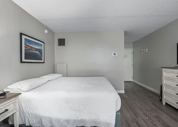 First Floor Standard Deluxe King hotel thumbnail 5
