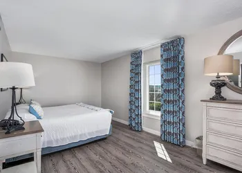 Second Floor Master Suite Bay View hotel thumbnail 3