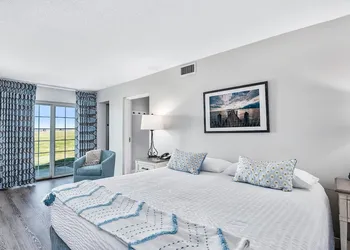Second Floor Master Suite Bay View hotel thumbnail 4