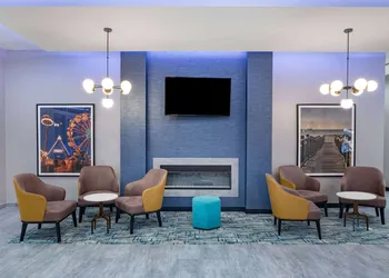 La Quinta Inn & Suites by Wyndham Galveston North at I-45 hotel thumbnail 4