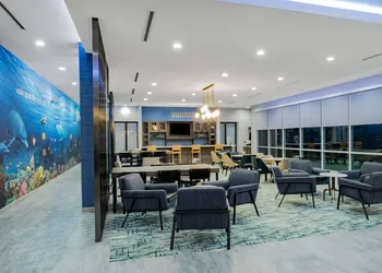 La Quinta Inn & Suites by Wyndham Galveston North at I-45 hotel thumbnail 5