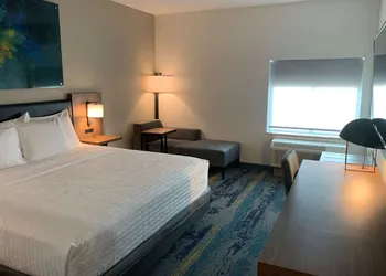 La Quinta Inn & Suites by Wyndham Galveston North at I-45 hotel thumbnail 7
