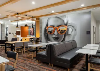 La Quinta Inn & Suites By Wyndham Pflugerville hotel thumbnail 2
