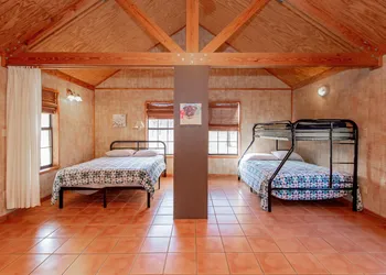 Seven Bluff Cabins hotel thumbnail 3