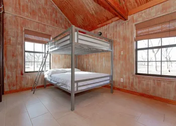 Seven Bluff Cabins hotel thumbnail 7