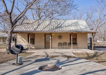 Seven Bluff Cabins hotel thumbnail 8