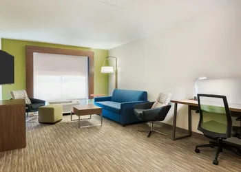 Holiday Inn Express Hotel & Suites Bentonville by IHG hotel thumbnail 2