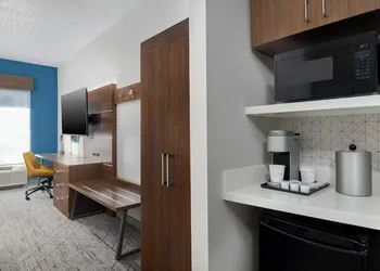 Holiday Inn Express Hotel & Suites Bentonville by IHG hotel thumbnail 8