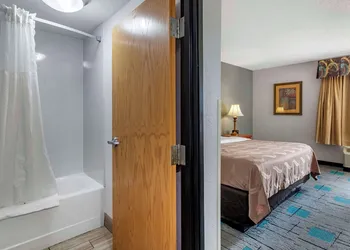 Quality Inn & Suites Chattanooga West near Lookout Mountain hotel thumbnail 8