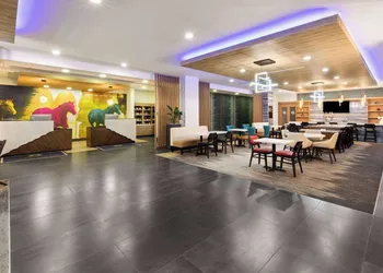 La Quinta Inn & Suites by Wyndham El Paso East Loop-375 hotel thumbnail 4