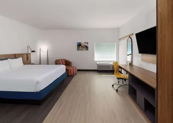 La Quinta Inn & Suites by Wyndham El Paso East Loop-375 hotel thumbnail 6