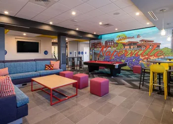 Tru by Hilton Naperville Chicago hotel thumbnail 2