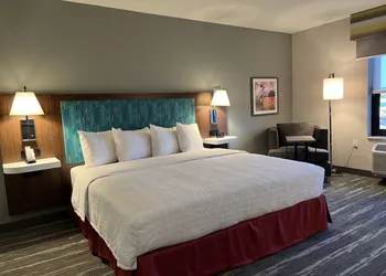 Hampton Inn & Suites Marina hotel thumbnail 8