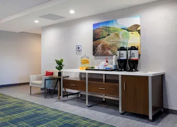 Hampton Inn & Suites Marina hotel thumbnail 2